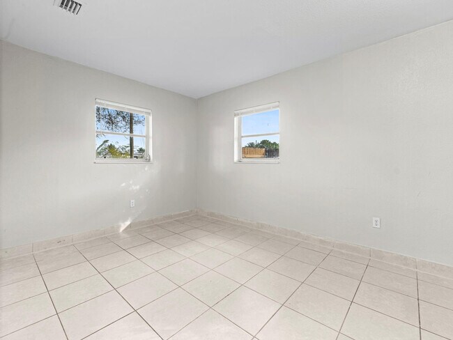 Building Photo - 21200 NE 12th Ct