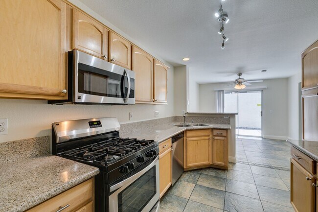 Building Photo - Modern 2 Bed, 2.5 Bath Henderson Townhome