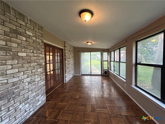 Building Photo - 826 Timber Dr