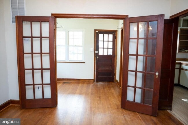 Building Photo - 110 Van Buren St NW