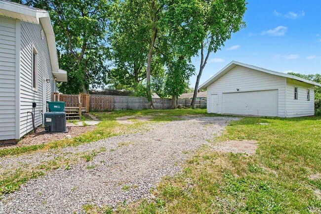 Building Photo - Completely remodeled home located on the north side of South Bend