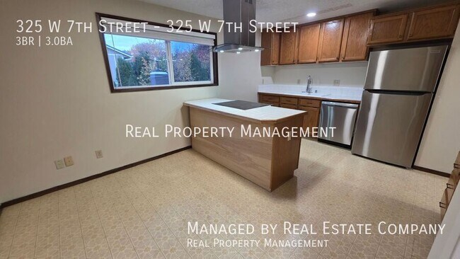 Building Photo - 325 W 7th St