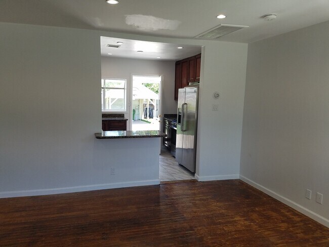 Building Photo - 6000 Lindley Ave