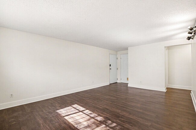 Building Photo - Charming 2-Bedroom Condo in a Prime Location - Cheesman Park!