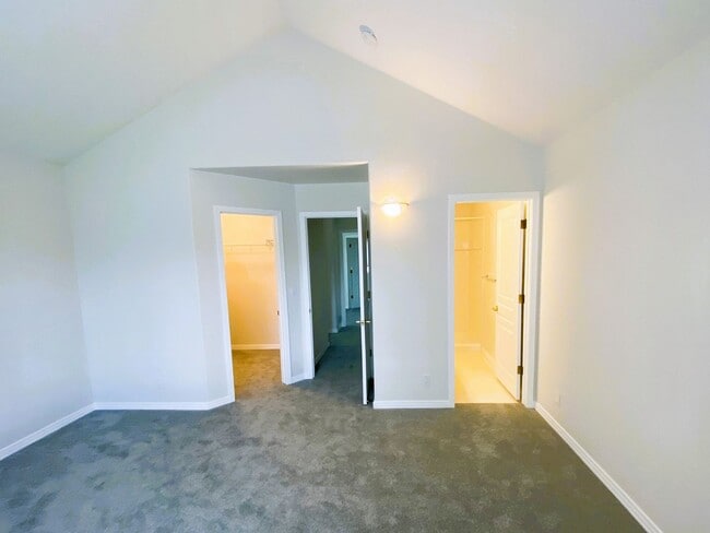 Building Photo - Well located 2+ bedroom townhome