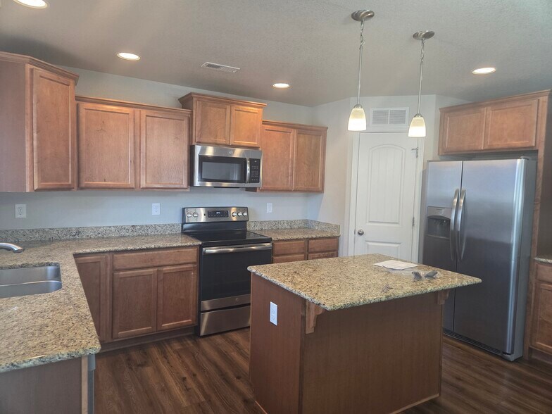 Kitchen - 7428 Benecia Dr