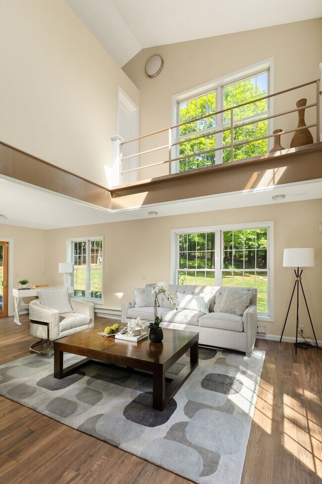 Building Photo - 338 Clove Rd