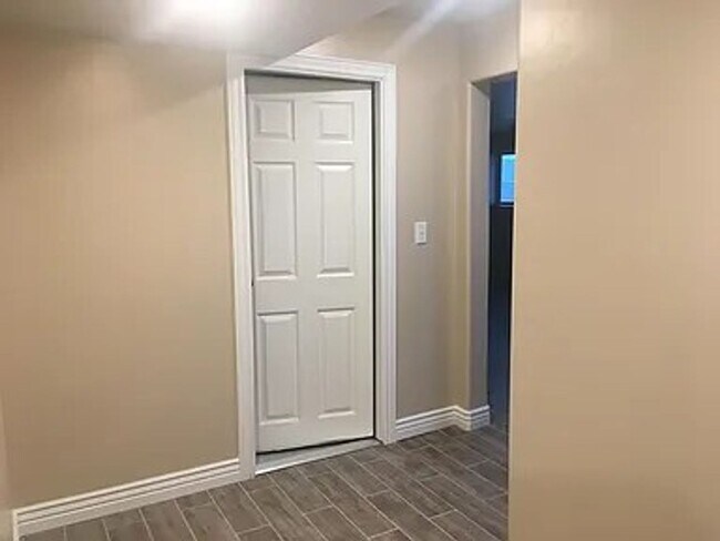 Building Photo - 2 Bedroom Walk out Basement Apartment