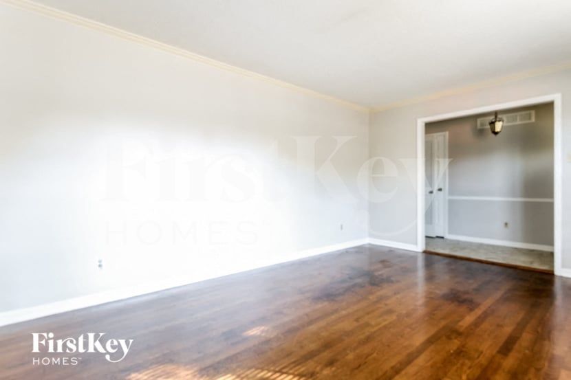 Building Photo - 4560 Parkwood Rd