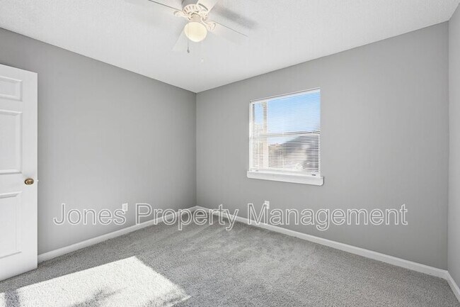 Building Photo - 905 Chimneys Ln