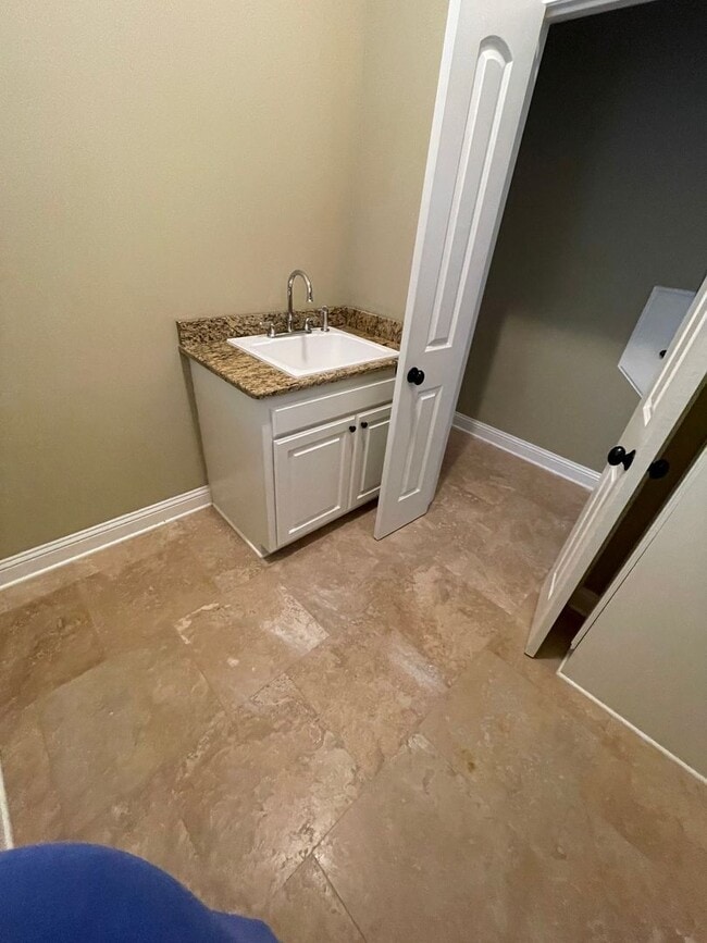 Building Photo - Gorgeous 4 Bedroom home in Twelve Oaks