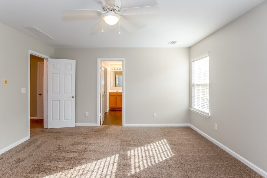Building Photo - 2720 Mayfair Dr