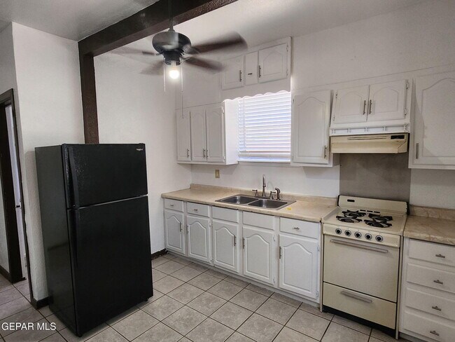 Building Photo - 323 Singh St