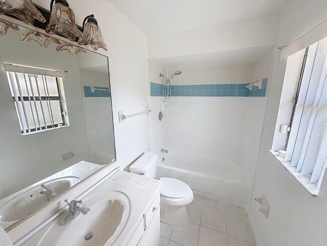 Building Photo - 3 bedroom, pet friendly home!