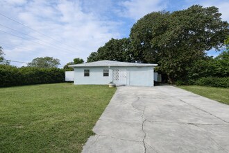 Building Photo - 2 bedroom 1 Bath Home - Utilities Included