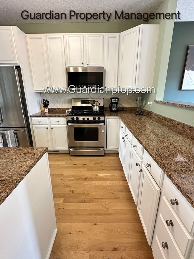 Building Photo - Northeast Minneapolis Town Home, Patio/Dec...