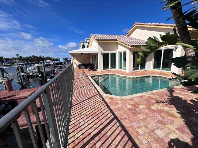 Building Photo - 484 Commodore Cir