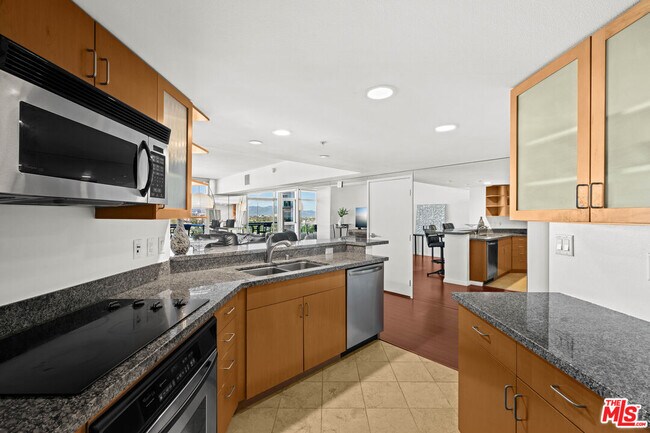 Building Photo - 13700 Marina Pointe Dr