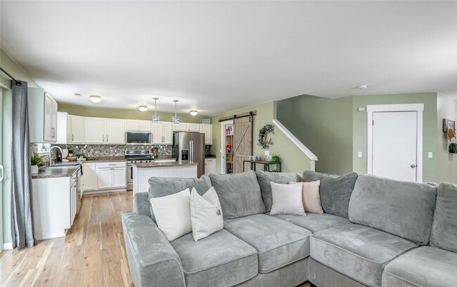 Building Photo - Large 3 bedroom pet friendly home at a gre...