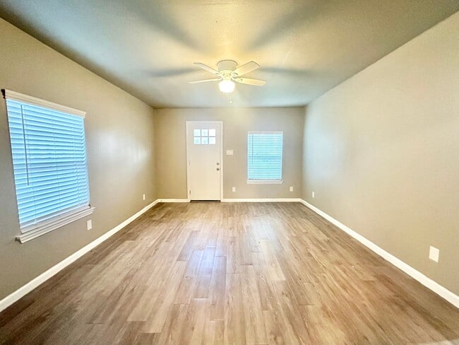 Building Photo - Adorable 2 Bed / 1 Bath Near Downtown Denton!