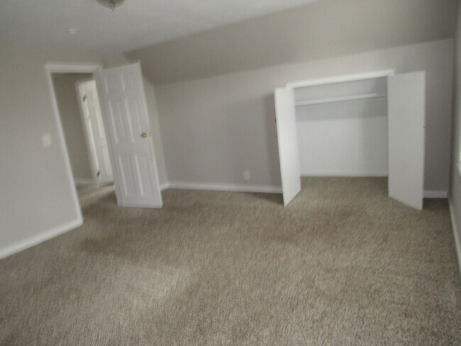 Building Photo - Dracut Beautiful 5 Bedroom Apartment Ready for Occupancy!!