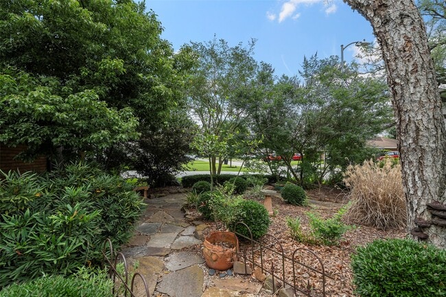 Building Photo - 2114 Saxon Dr