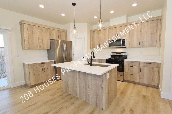 Building Photo - Immaculate Main-Level Apartment *75% Off F...