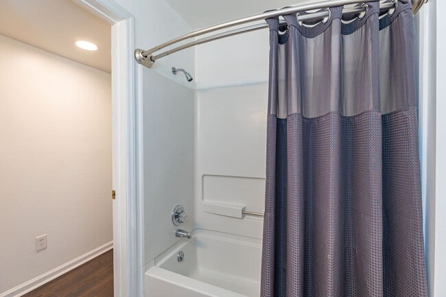 Building Photo - Gorgeous modern Main Level 2 bedroom 2 bath condo in SW Greensboro off W. Wendover.