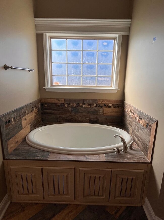 Building Photo - 4062 McKenzie Ln