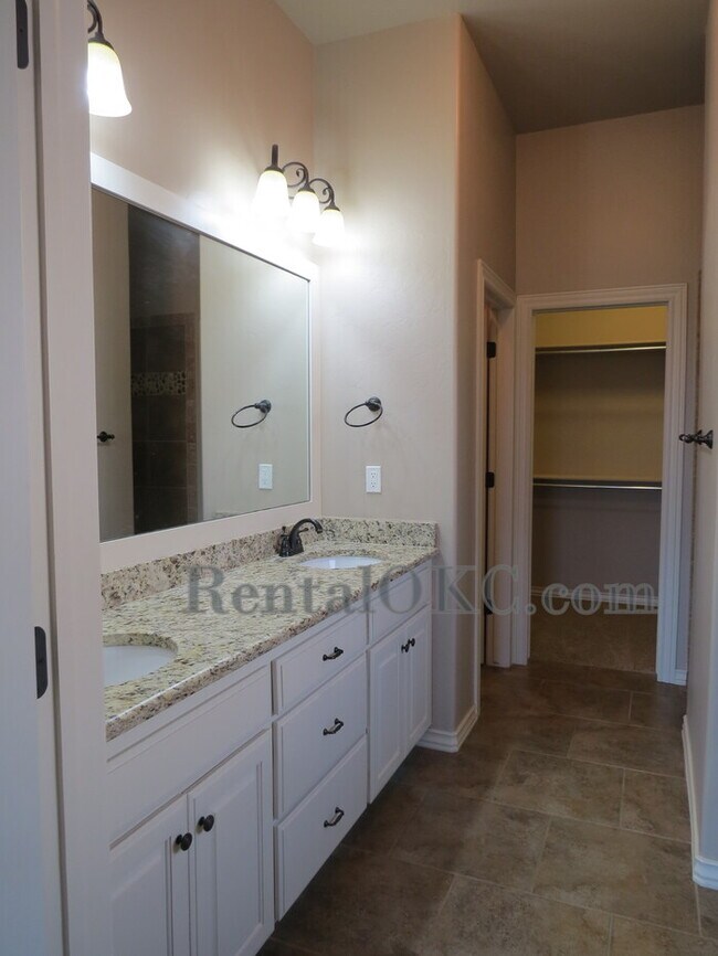Building Photo - Stunning 3 Bed/2 Bath with office with bea...