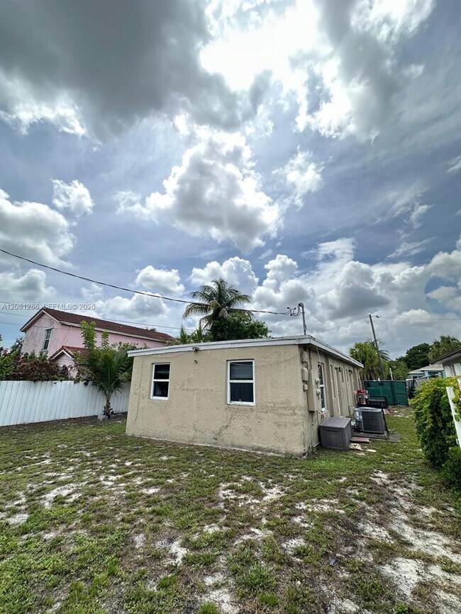 Building Photo - 728 SW 6th St