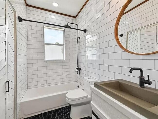 Building Photo - 2508 N Ola Ave