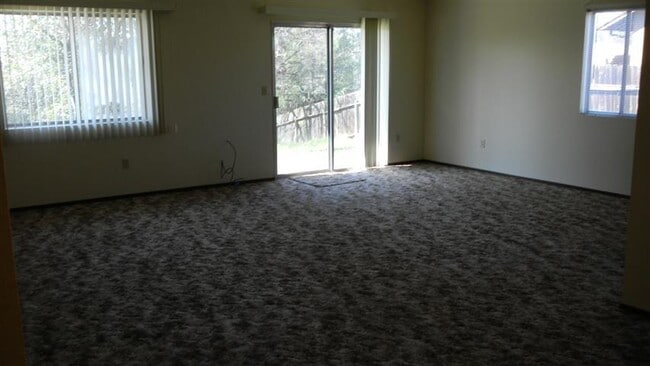 Building Photo - Spacious Home on the West Side of Redding ...