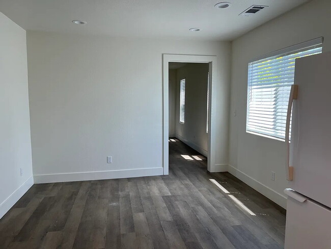 Building Photo - Recently painted and remodeled.