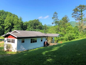 Building Photo - 296 Dix Creek Rd Number 1