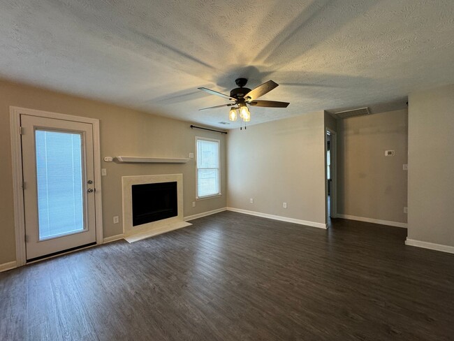 Building Photo - Charming 3 Bed, 2 Bath Home in Gated Commu...