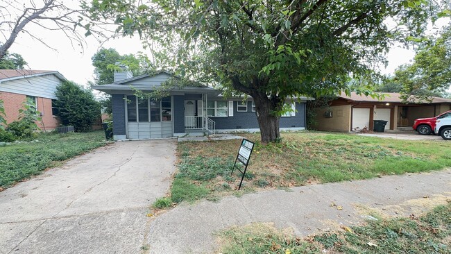 Primary Photo - Remodeled 3 bedroom 2 bathroom house! - MO...