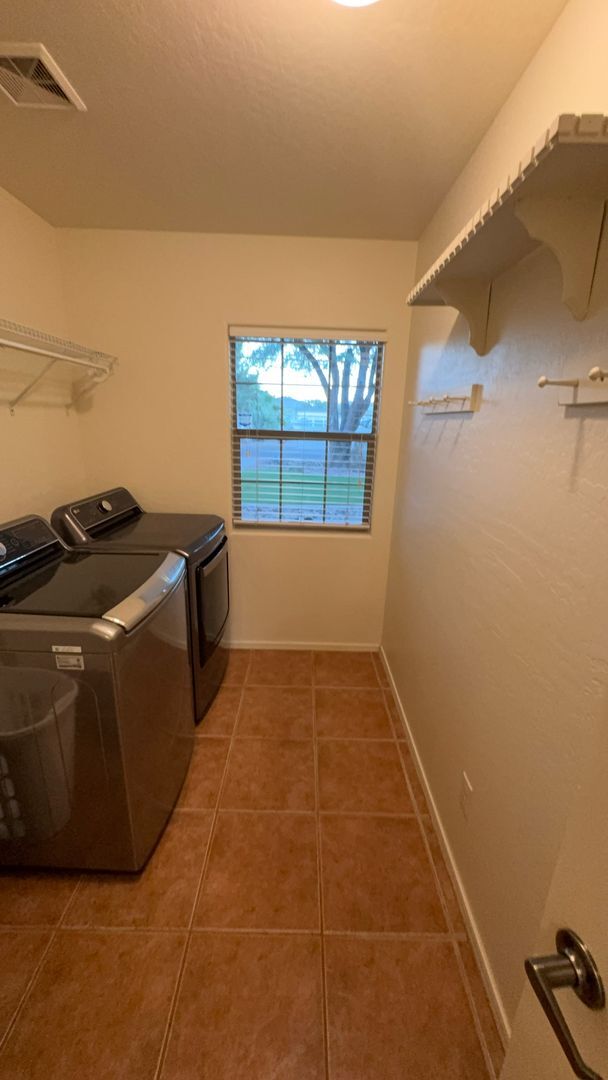 Building Photo - Horse Property in QC