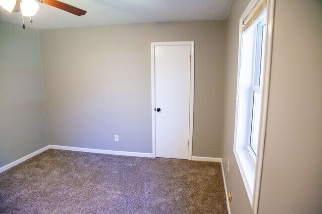 Building Photo - 24 Barclay Dr