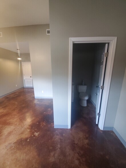 1/2 bath - 1615 Aldersgate Rd