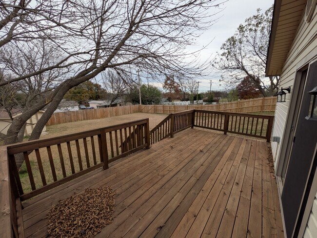 Building Photo - 906 Parkview Dr