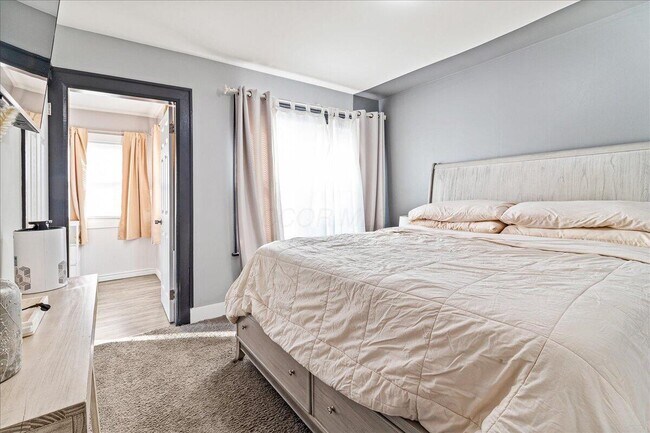 Building Photo - 40 S Richardson Ave