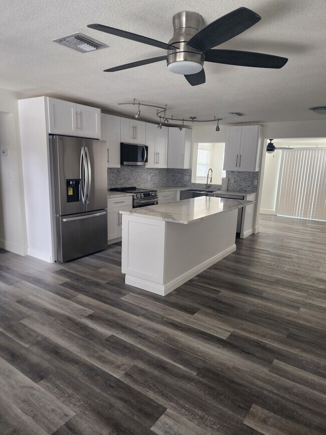 Building Photo - 1703 Marina Terrace