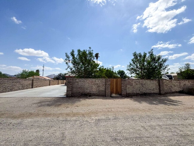 Building Photo - "Spacious 3-Bedroom Oasis in Yuma - 2,721 ...