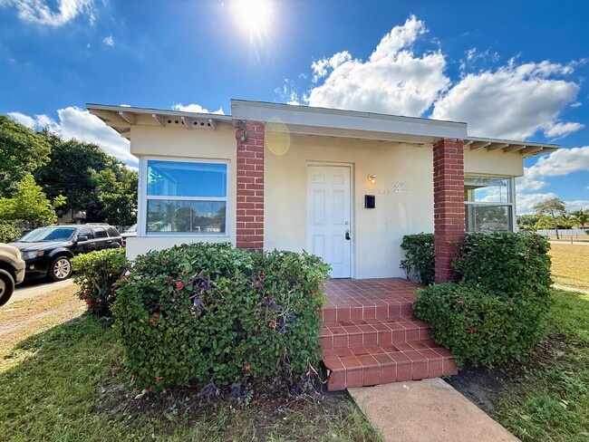 Building Photo - 530 58th St