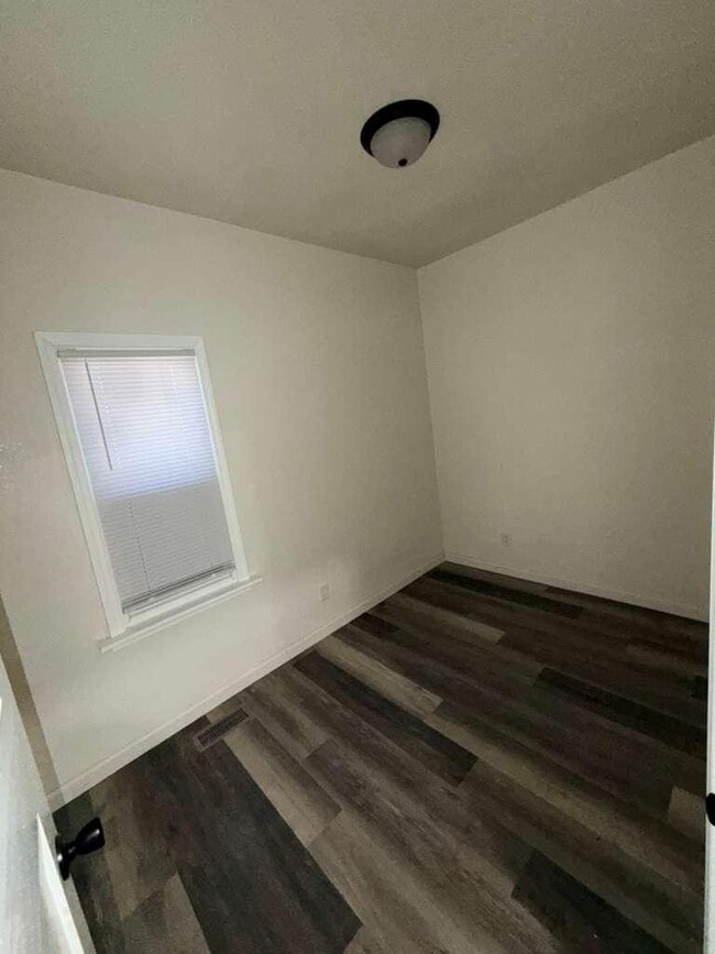 Building Photo - 653 W Bruce St