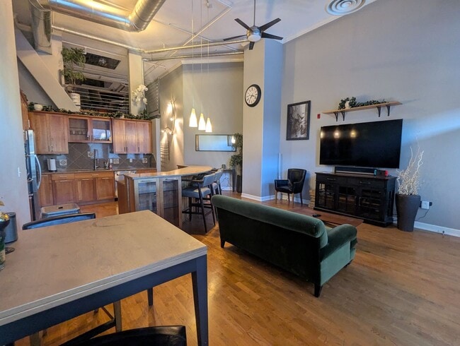 Building Photo - FANTASTIC LUXURY CONDO IN BALLPARK NEXT TO COORS FIELD!  FULLY-FURNISHED!