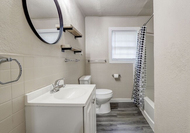 Building Photo - 3 Bedroom 1 Bath House in Wake Village, TX!