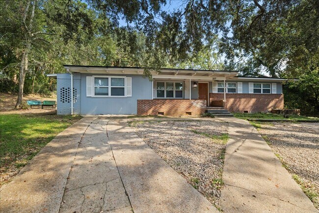Building Photo - 207 Iris Cir