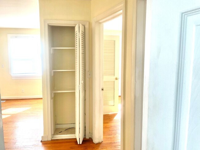 Building Photo - Sunny and Charming Beach Apartment For Rent!